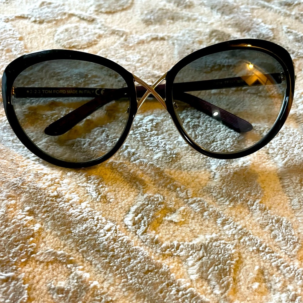 Excellent condition Tom Ford Sunglasses. Authentic!